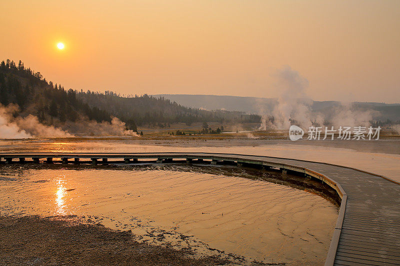 中途间歇泉盆地早晨太阳在水中反射，木板路，黄石国家公园，WY