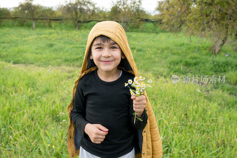 孩子们在花园里玩耍