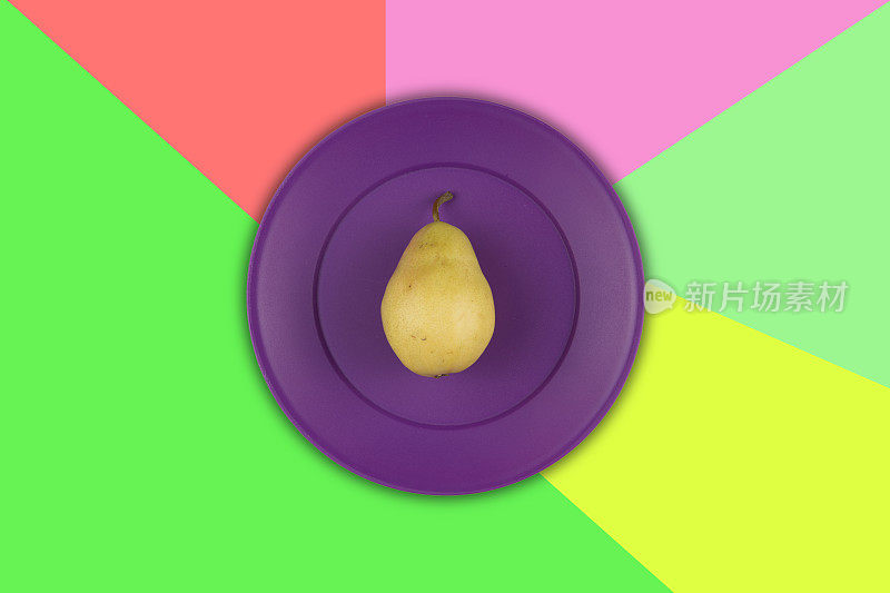 鲜梨在紫色塑料盘上孤立白色。