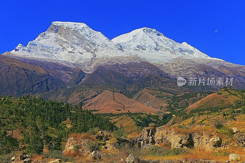 令人印象深刻的胡斯卡兰山脉-科迪勒拉布兰卡-瓦拉兹，安卡什地区，秘鲁