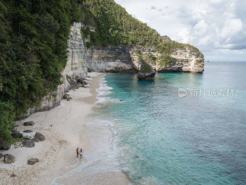 鸟瞰热带海滩上的年轻情侣享受度假和大自然，人们旅游探险的理念