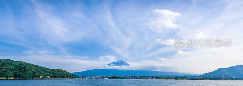 富士山日本火山在夏季的一天与蓝天全景