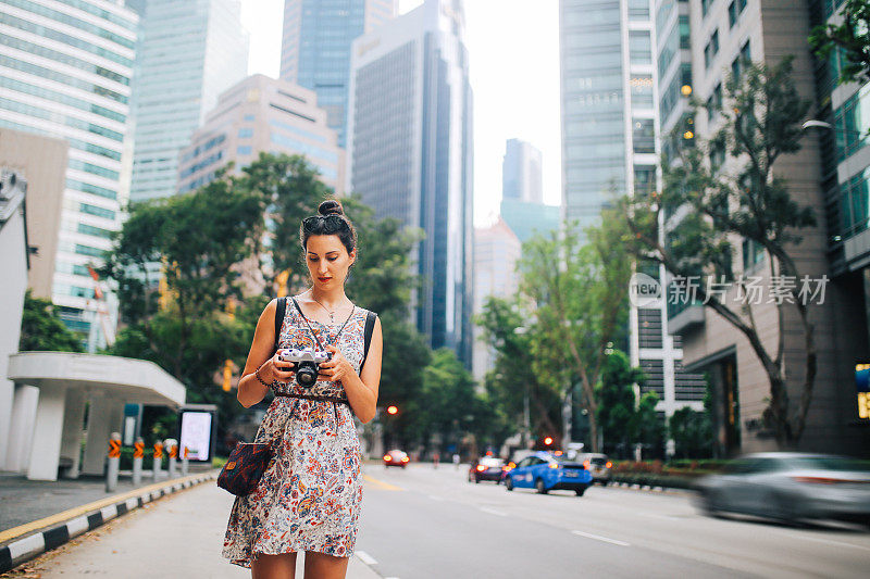 年轻时尚的单身旅行者在新加坡市中心散步