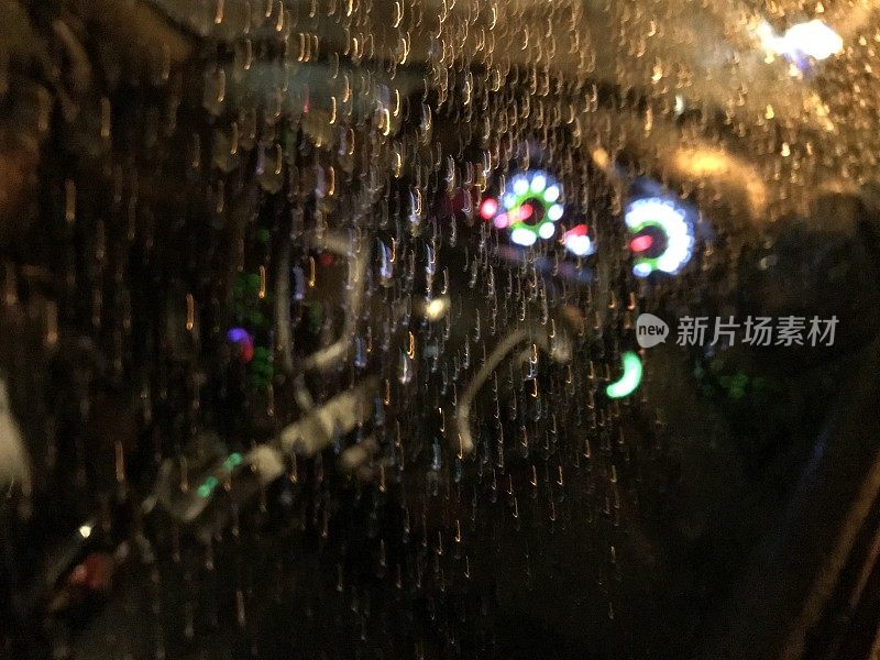 雨点落在汽车的挡风玻璃上