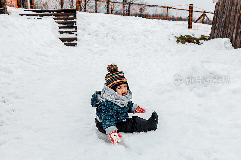 冬天，孩子们在雪地里玩耍。宝宝在玩雪。宝宝在玩雪。