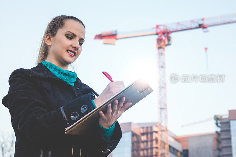 女建筑师规划施工