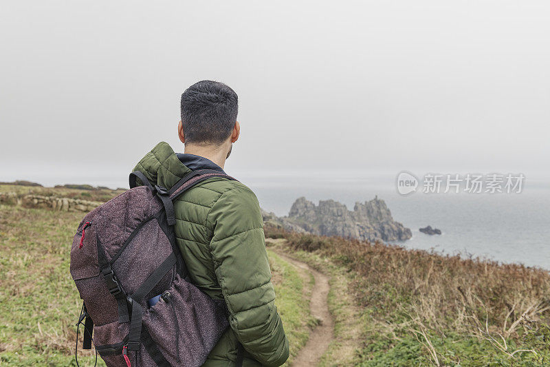 一名男子正沿着宾州范德的康沃尔海岸散步