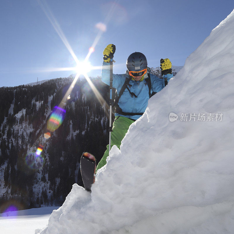 滑雪者用登山皮攀登陡峭的雪坡