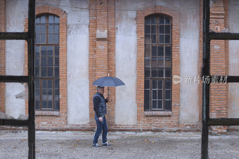 一个成年人在雨天出门散步