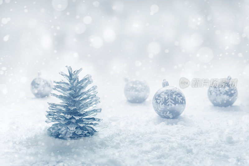 圣诞装饰和银色松果和雪的概念