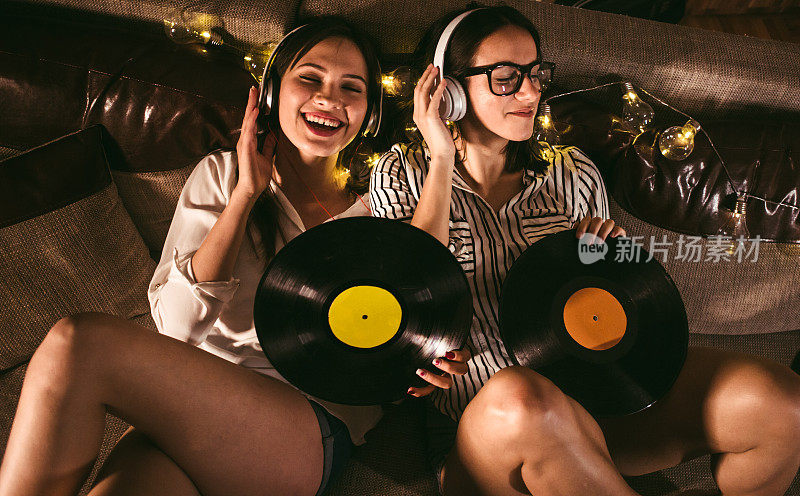 两个女孩在听黑胶唱片