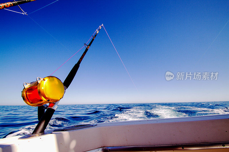 在一个阳光明媚的日子里，一艘船上的海上钓鱼卷轴