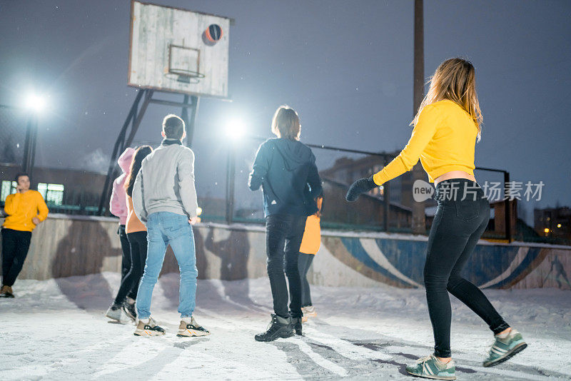 青少年在雪地上打篮球