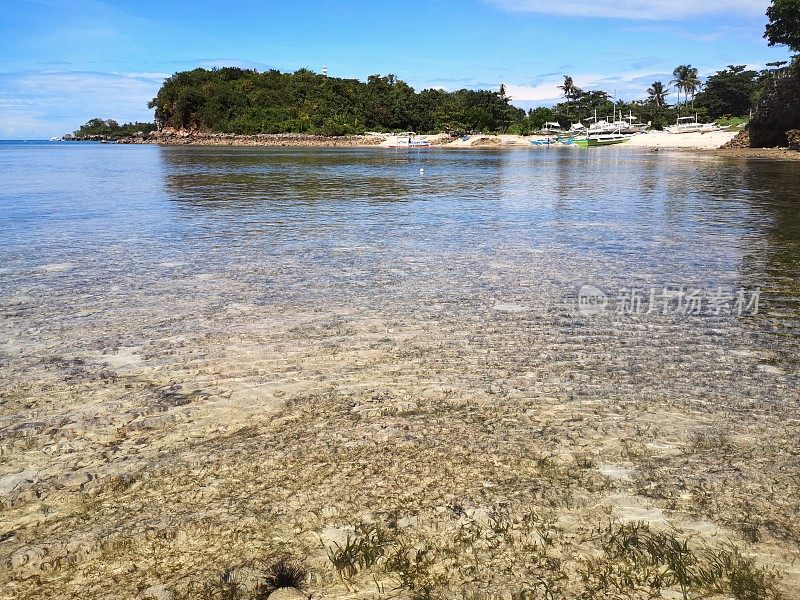 菲律宾马拉帕斯卡岛清澈的海水