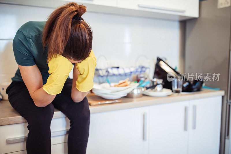 压力大的女人打扫卫生累了