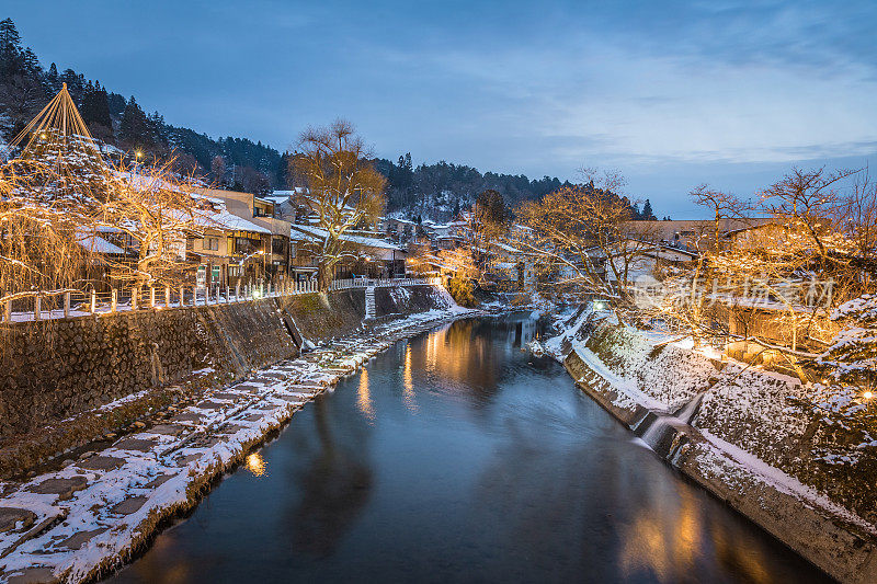 日本高山市和溪边的乡村雪视点日落黄昏