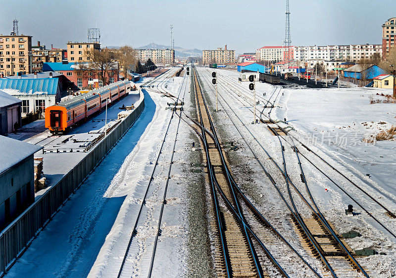 火车在冬天的轨道上运行