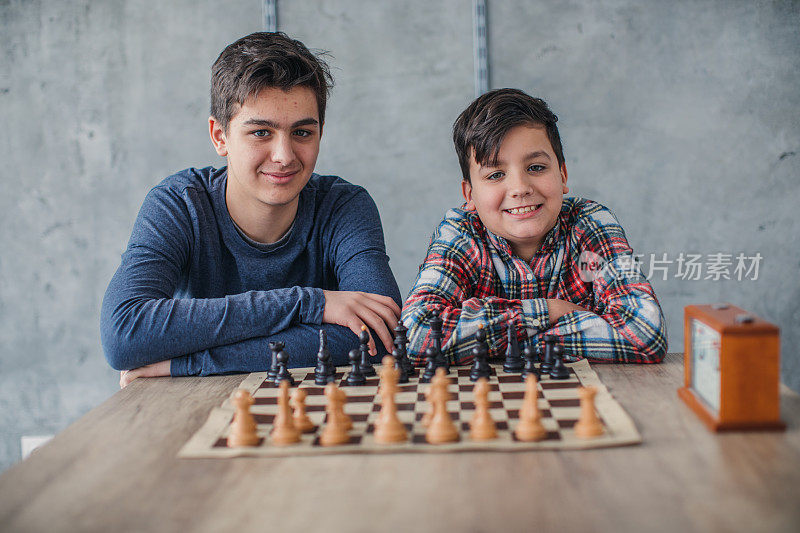 两个在象棋学校的小男孩