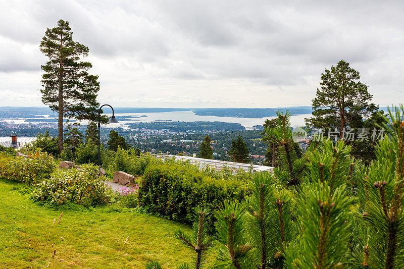 美丽的奥斯陆峡湾从Holmekollen，挪威奥斯陆。