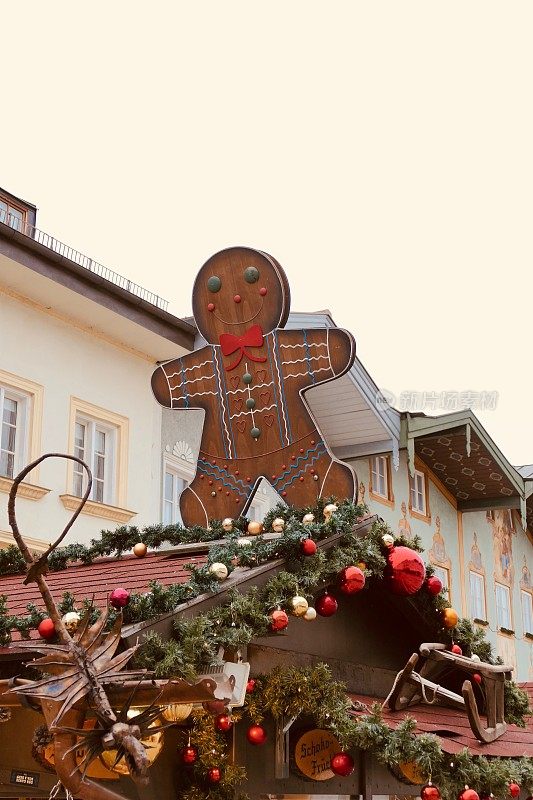 CC-圣诞市场坏Tölz，巴伐利亚-微笑姜饼小雕像在亭屋顶
