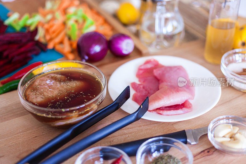 切成薄片的生火鸡胸肉，特写