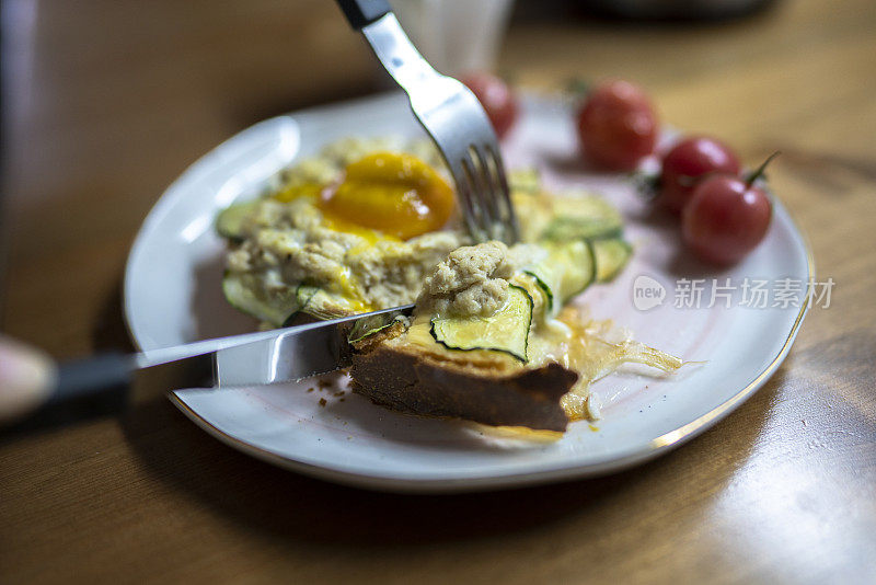 自制健康早餐:吐司配鸡蛋、鸡肉和黄瓜