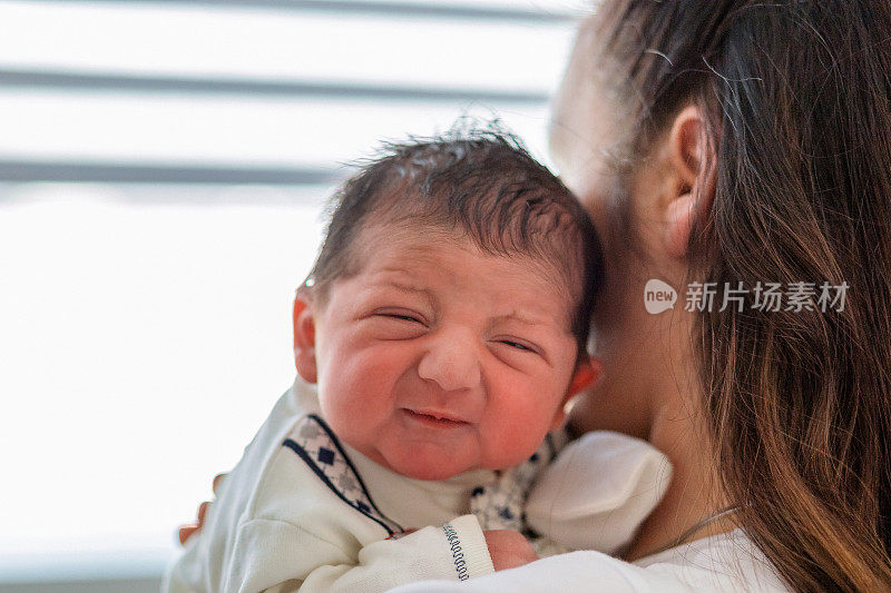 刚出生的婴儿试图睁开眼睛