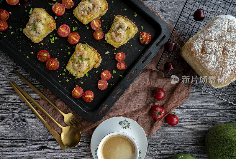 自制健康早餐:烤虾、芝士吐司和樱桃番茄