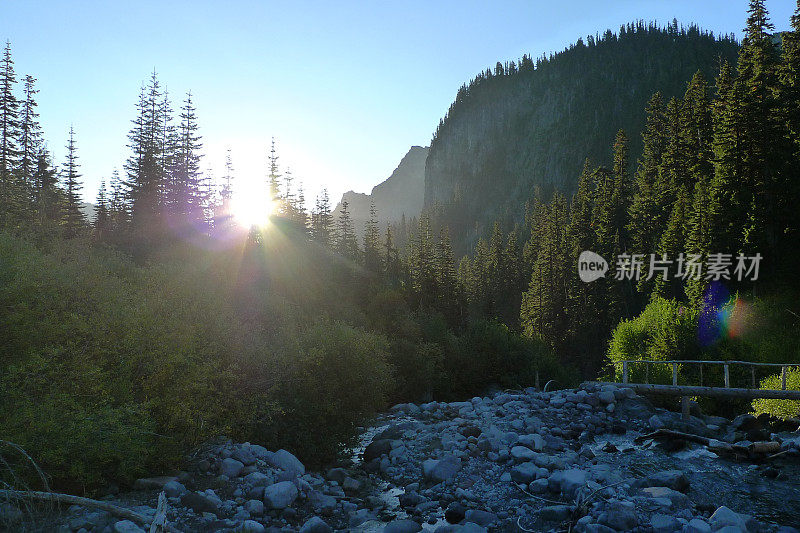 雷尼尔山晨光