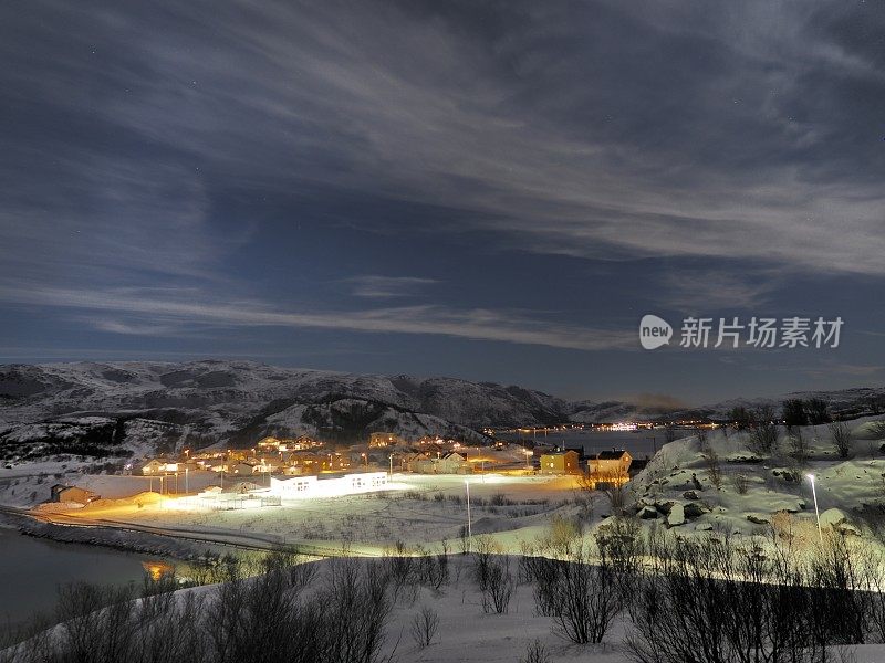 乌云密布的夜晚，索马洛伊商店村