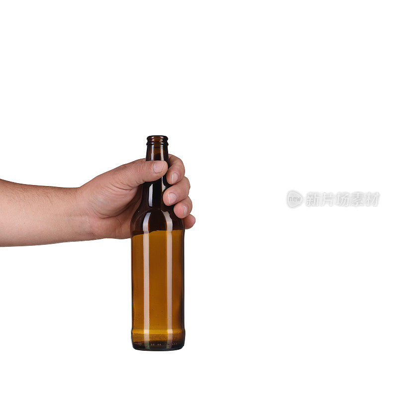 手里拿着空啤酒瓶