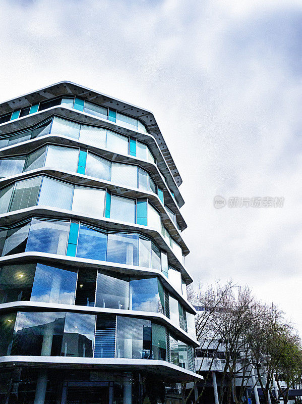 现代建筑具有不同寻常的角度不对称，玻璃外观