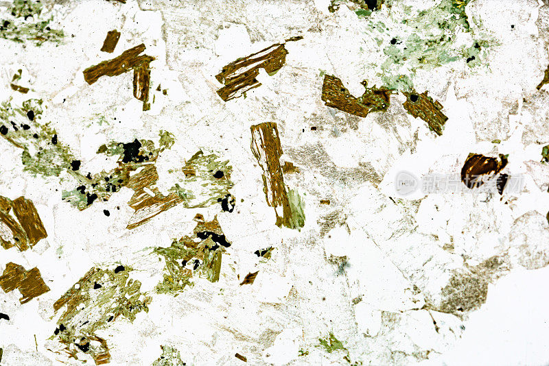 在光镜下，花岗岩矿物显微镜载玻片