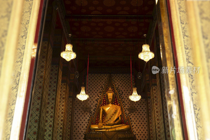 在曼谷的佛寺里，室内闪闪发光的金色佛像