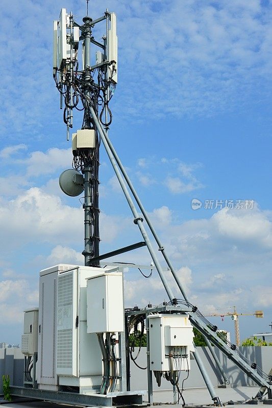 电信塔，天空湛蓝