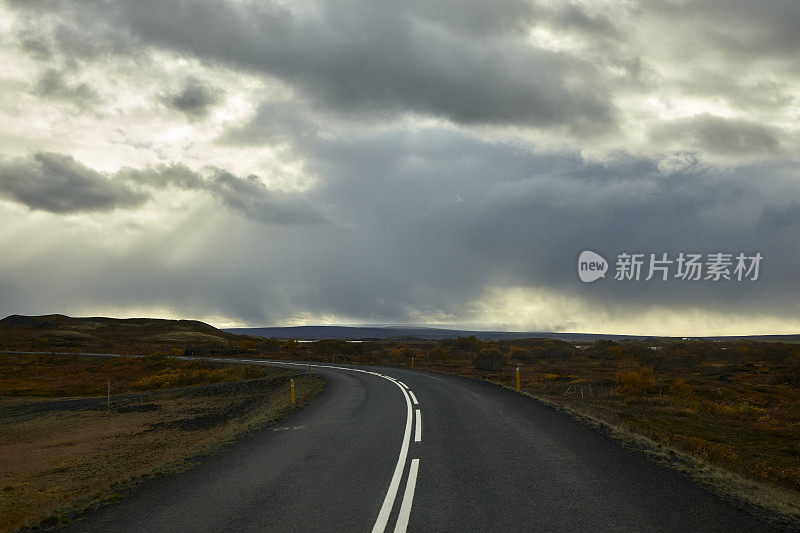 冰岛北部秋天的环城公路和云景