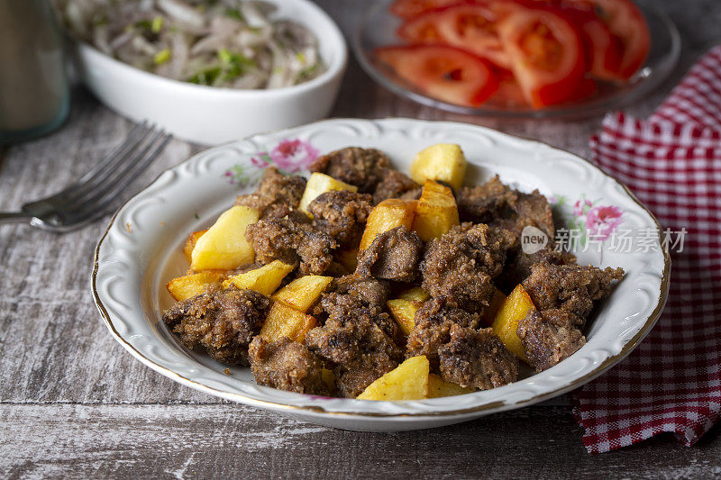 肝锅(阿尔巴尼亚肝)土耳其传统食物。肝脏在米饭上。(土耳其的名字;arnavut是到岸价)