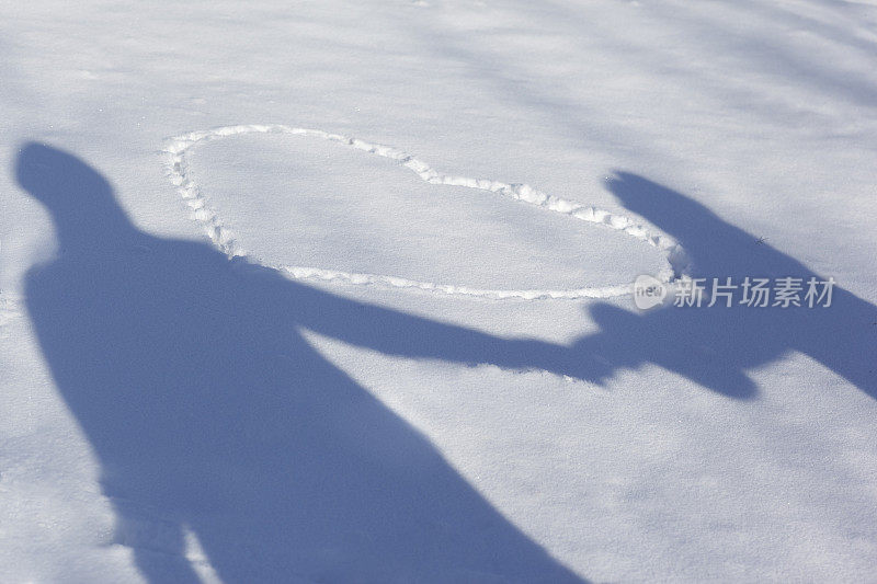 晴天影子剪影相伴下雪天