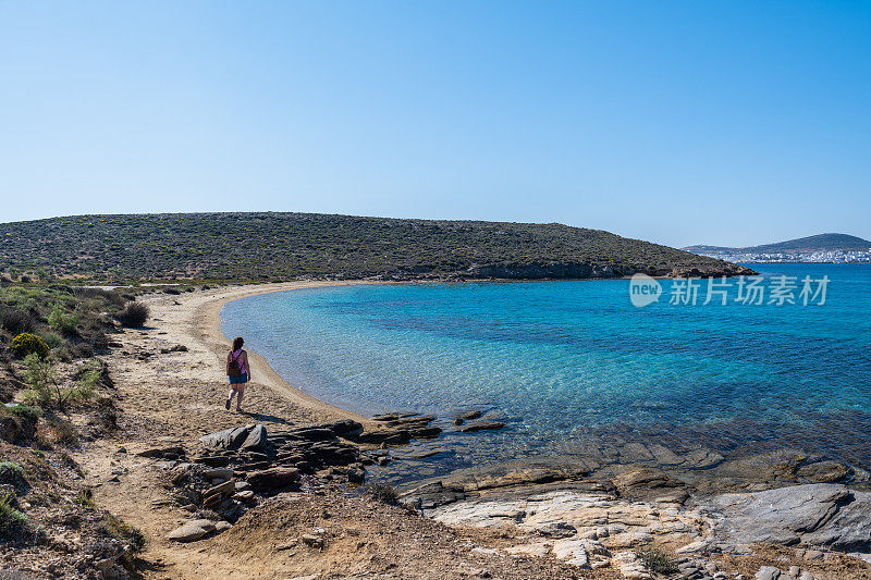 女旅行者从多石的地方眺望大海