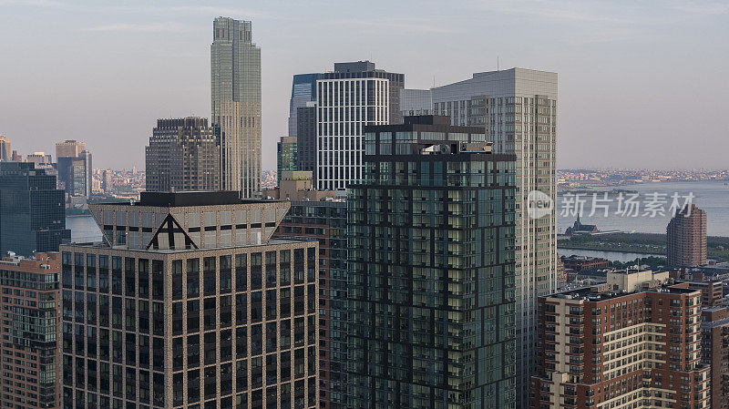 泽西城的现代建筑，后面是哈德逊河和曼哈顿下城。总督岛的远景。