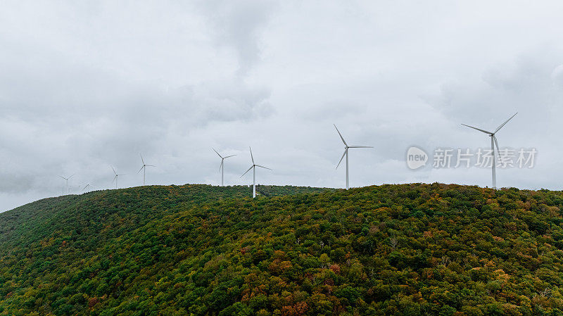 恶劣天气下的纽约山区风力发电场