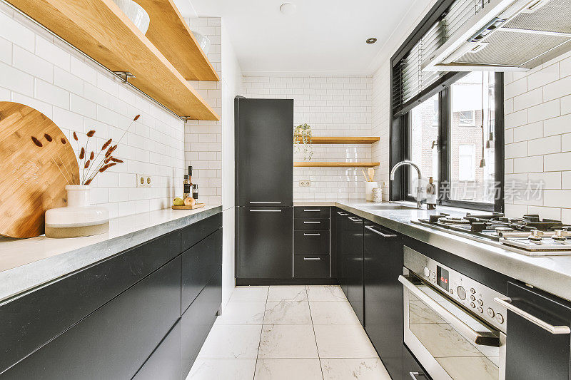 现代厨房，白色家具和镶木地板在一个舒适的房子