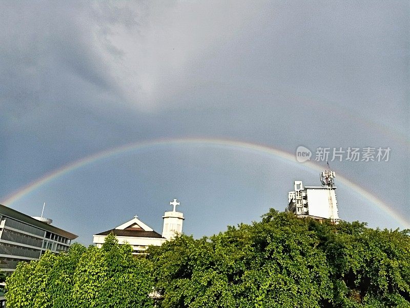 彩虹在城市