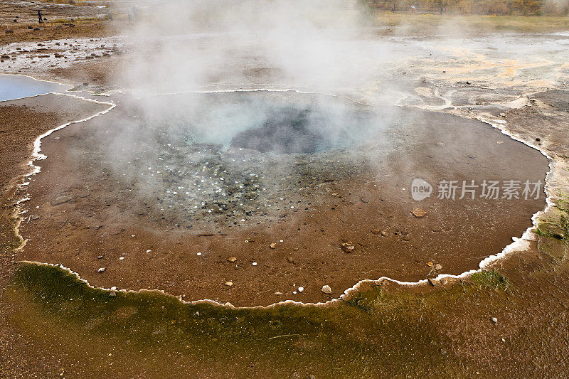 冰岛Haukadalur山谷地热区的间歇泉温泉