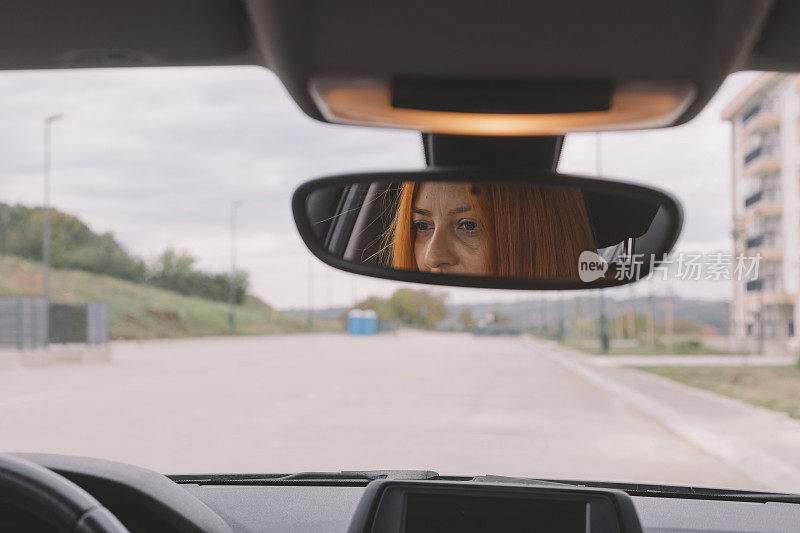 女人驾驶汽车