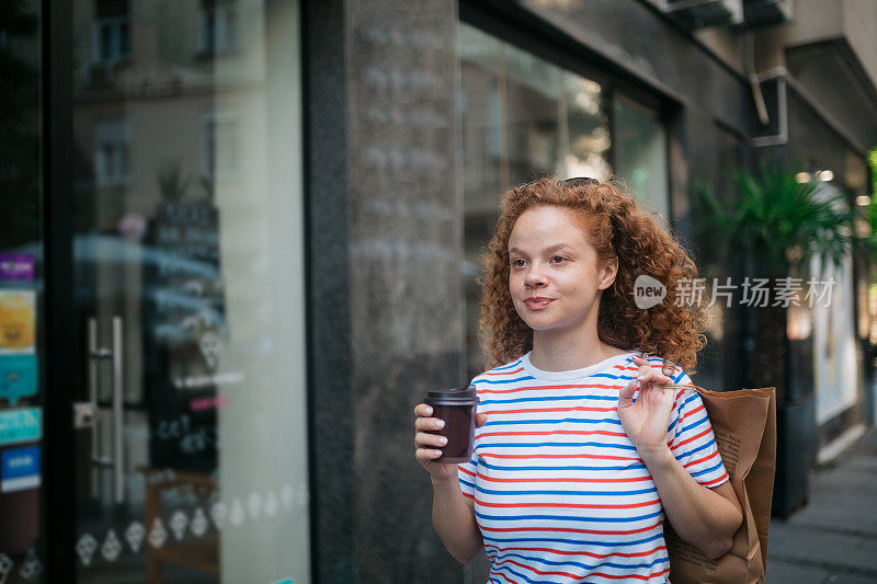 有魅力的女人在她的城市寻找商店