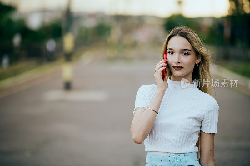 女孩正在火车站等火车