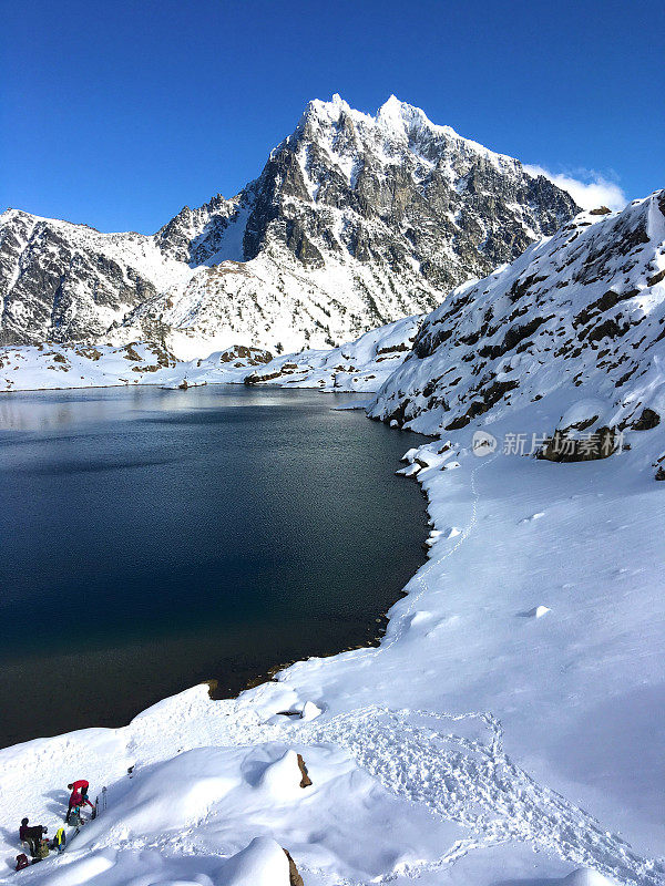 穿着雪鞋走英格尔斯湖