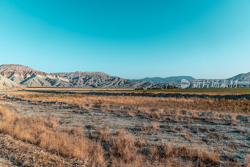 土耳其Nallihan地区，五彩缤纷的山脉和蓝天