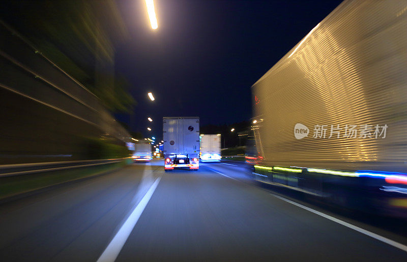 夜间在高速公路上行驶的货运卡车